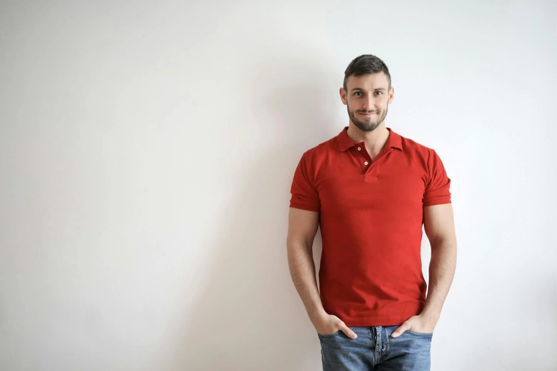 Koszulka polo dla pracownika – na co zwrócić uwagę przy zakupie?