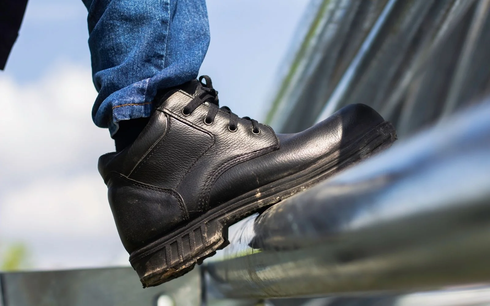 Buty, które chronią i pracują razem z Tobą — jak dobrać idealne obuwie robocze?